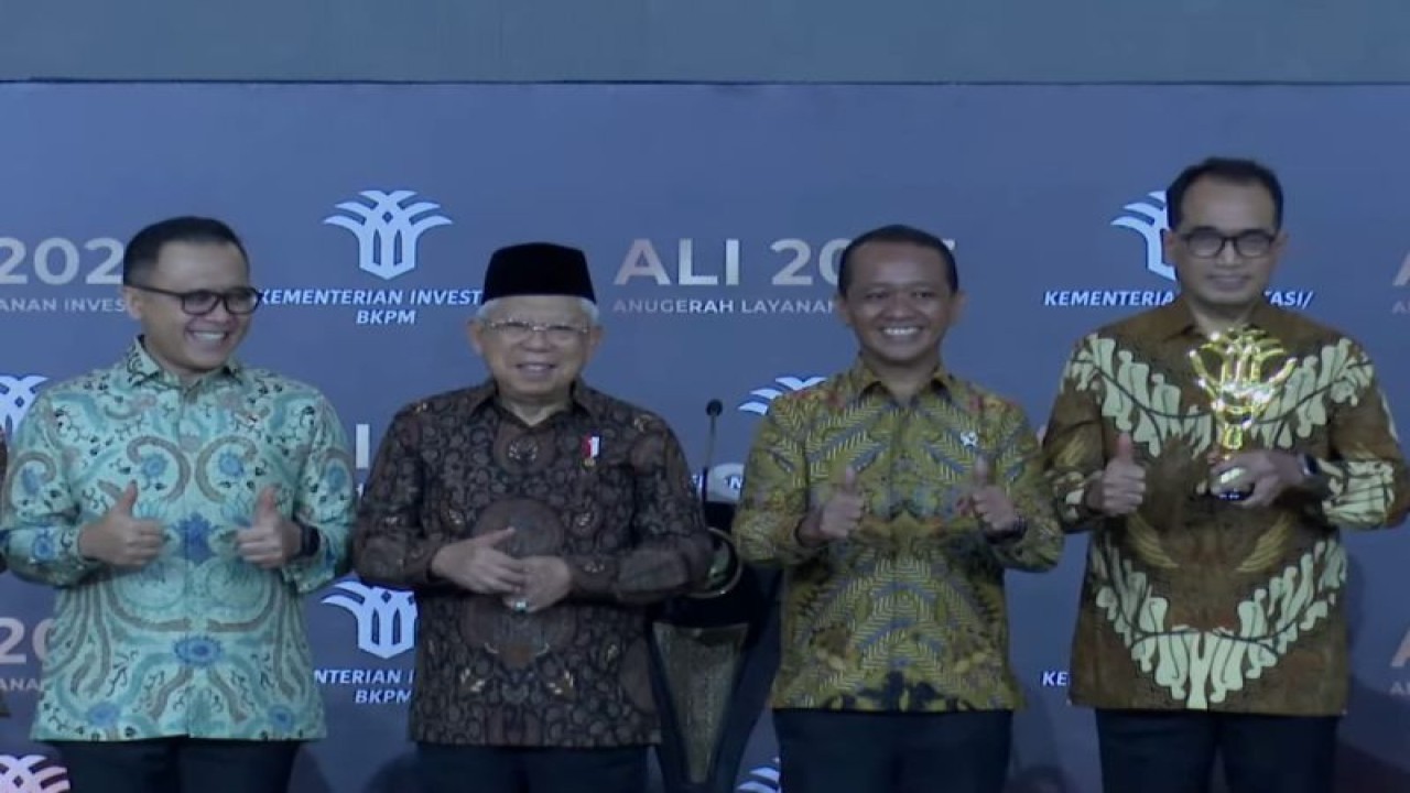 Tangkapan layar Wakil Presiden Ma’ruf Amin (kedua dari kiri) saat memberikan sambutan dan arahannya pada acara Anugerah Layanan Investasi Tahun 2023 di Jakarta, Rabu (8/11/2023). ANTARA/Rangga Pandu Asmara Jingga.