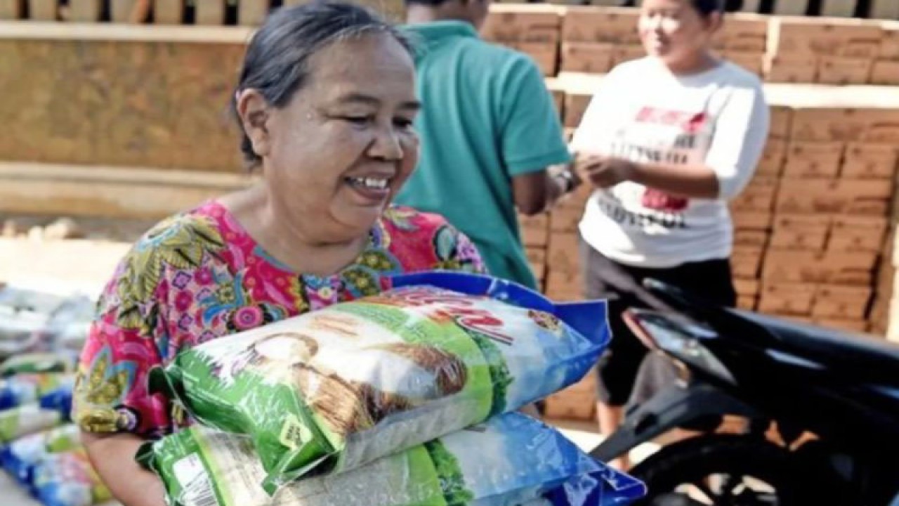 Arsip Foto - Warga membawa beras yang dibeli di Ruang Publik Terbuka Ramah Anak (RPTRA) Taman Keuangan, Bendungan Hilir, Tanah Abang, Jakarta, Jumat (12/7/2019). (ANTARA FOTO/M Risyal Hidayat/hp/am)