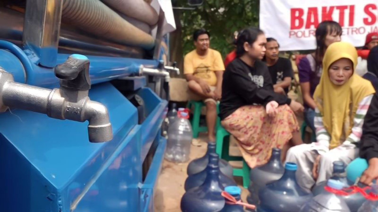 Warga tertib mengantre untuk mendapatkan air bersih yang disediakan oleh jajaran Polres Metro Jakarta Timur di Kampung Pemulung RT 10/RW 01 Kelurahan Gedong, Kecamatan Pasar Rebo, Jakarta Timur, Jumat (3/11/2023). ANTARA/Syaiful Hakim