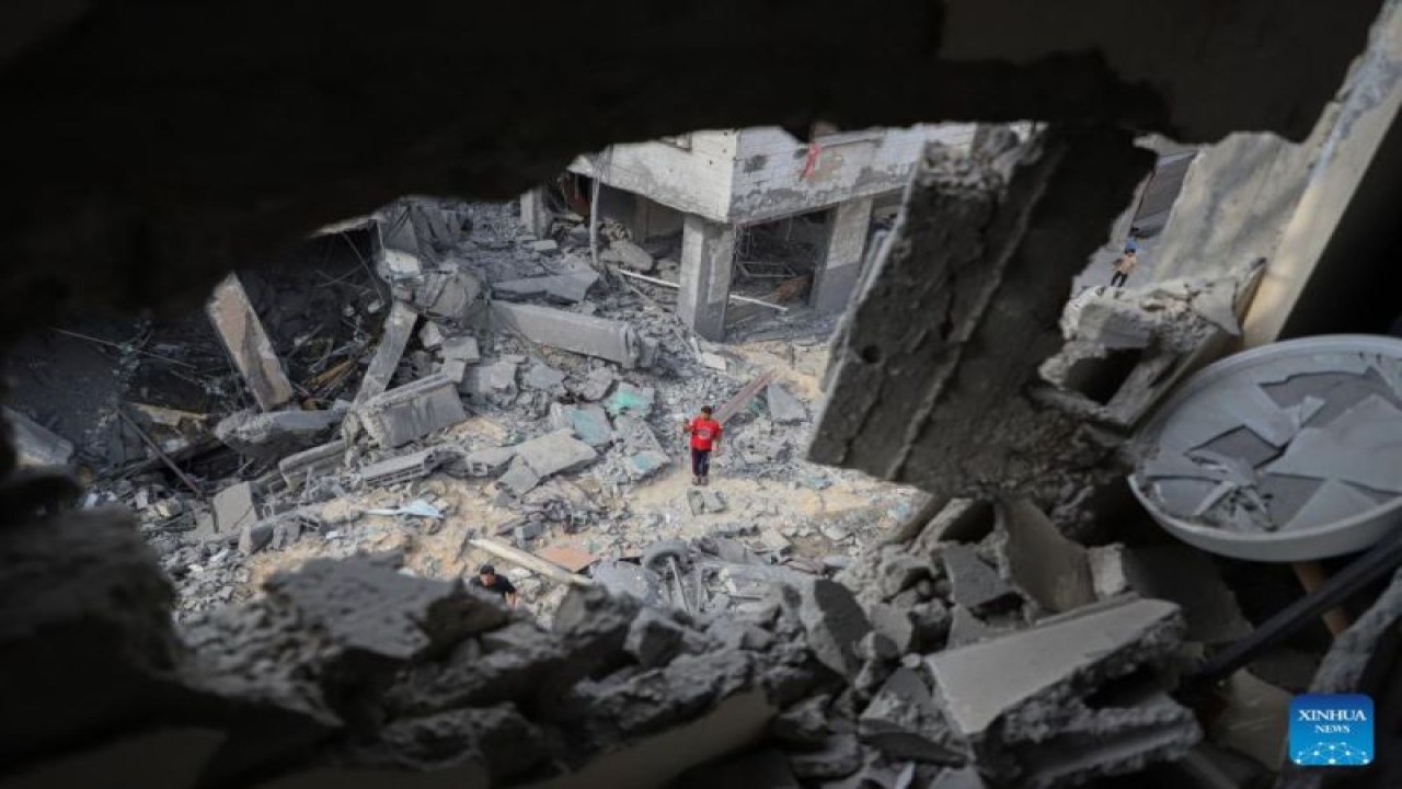 Seorang warga mengamati gedung-gedung yang hancur, akibat serangan udara Israel, di Kota Gaza pada Senin (9/10/2023). ANTARA/Rizek Abdeljawad/Xinhua/tm