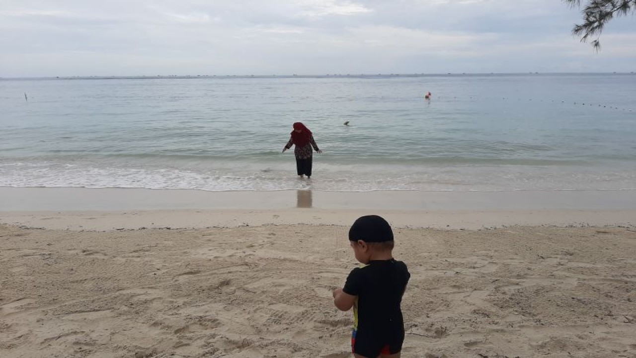 Warga berlibur di pantai Trikora, Kabupaten Bintan, Kepri. (Ogen)