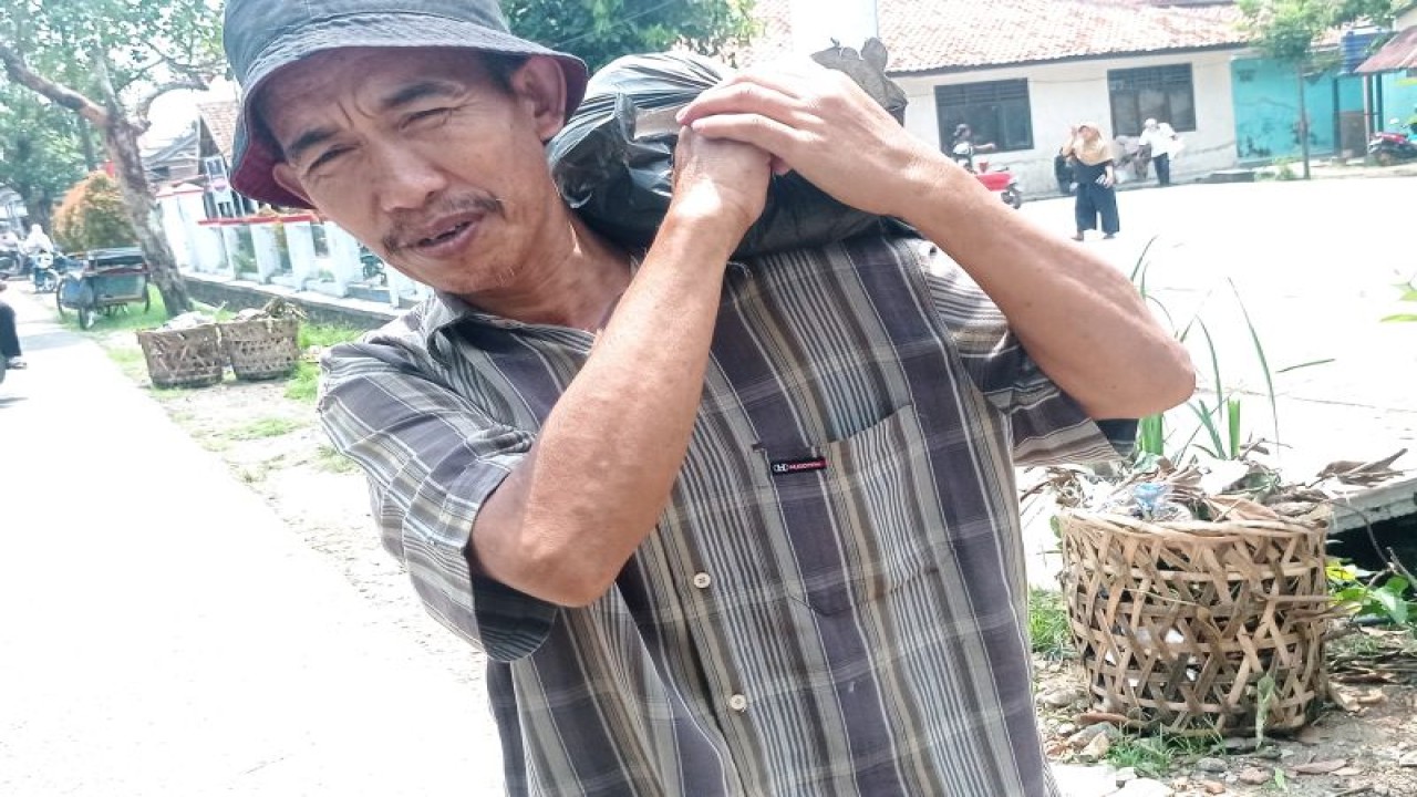 Seorang keluarga penerima manfaat (KPM) menerima program bantuan pangan berupa beras sebanyak 10 kilogram untuk meringankan beban ekonomi masyarakat berpenghasilan rendah.ANTARA/Mansyur