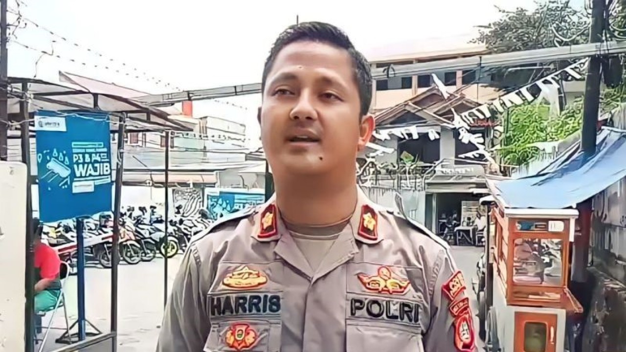 Kapolsek Pasar Rebo Kompol Harris Akhmat Basuki saat memberikan keterangan ketika meninjau lokasi penemuan mayat pemuda di Jalan Haji Marta, RT 12/RW 10, Kelurahan Gedong, Kecamatan Pasar Rebo, Jakarta Timur, Selasa (21/11/2023). ANTARA/Syaiful Hakim