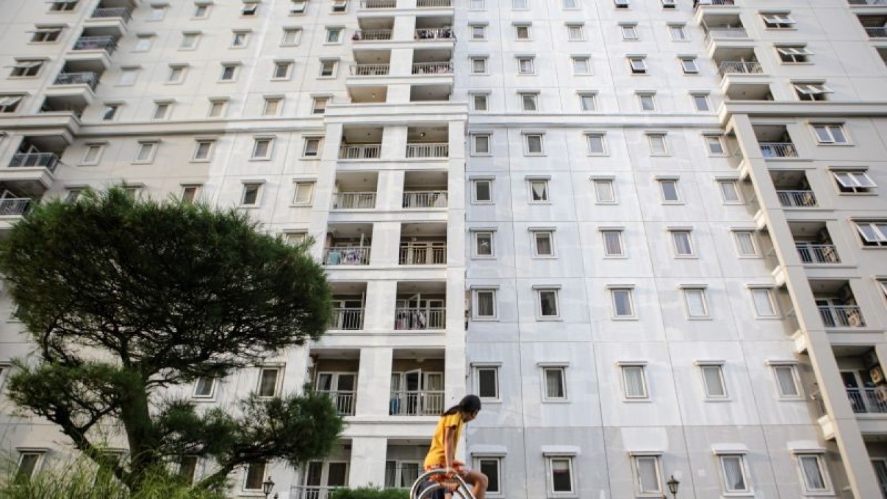 Warga tengah bermain di area apartemen di kawasan Kemayoran, Jakarta, Jumat (2/12/2022). ANTARA FOTO/Fauzan/aww.