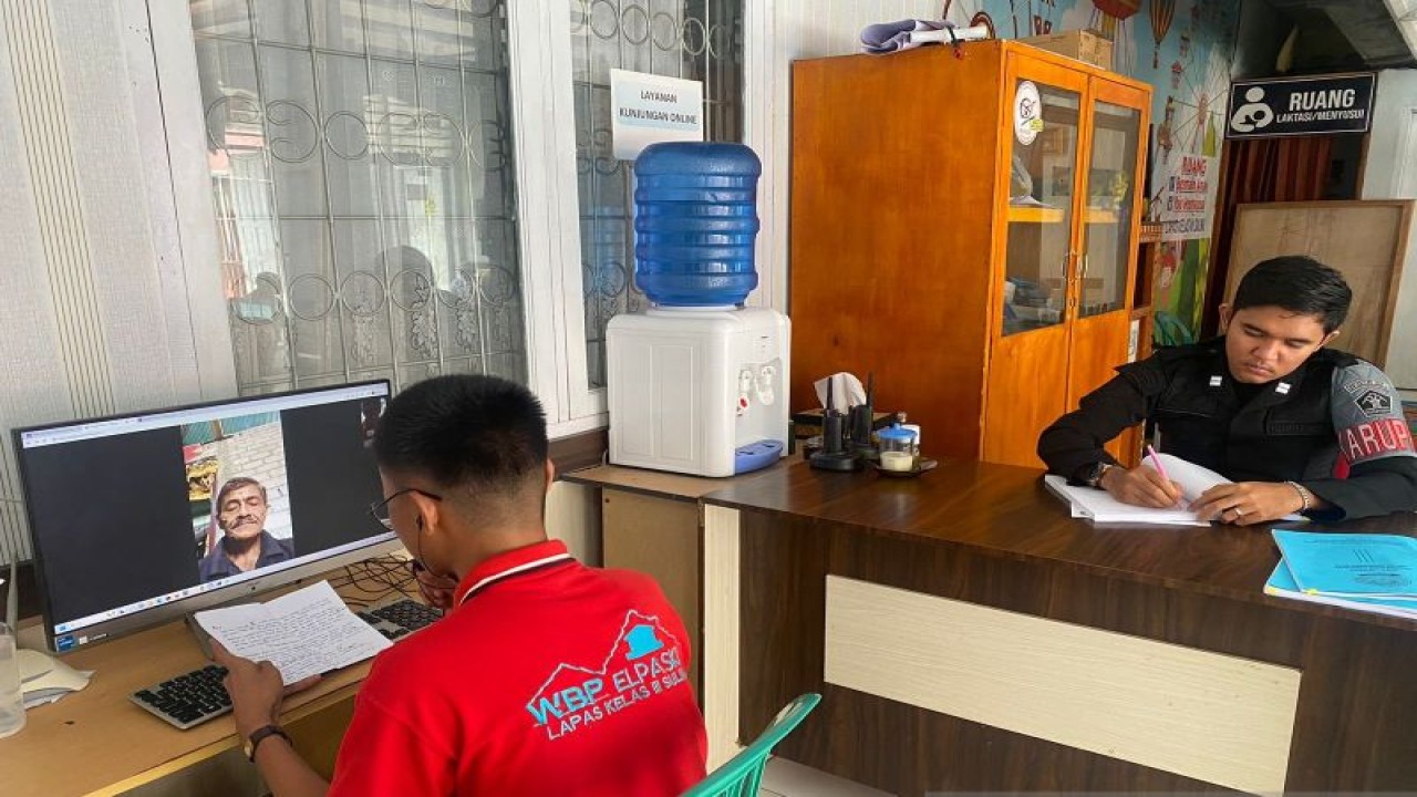WBP Lapas Suliki saat membacakan surat cinta untuk ayah yang dibuatnya melalui panggilan video. ANTARA/HO-Lapas Suliki.