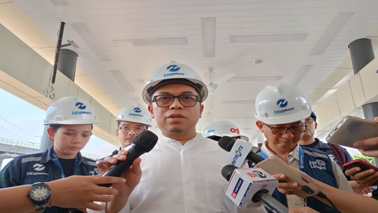 Direktur Utama PT TransJakarta Welfizon Yuza saat meninjau Halte Cawang Central di Jakarta Timur, Jumat (17/11/2023). (ANTARA/Siti Nurhaliza)