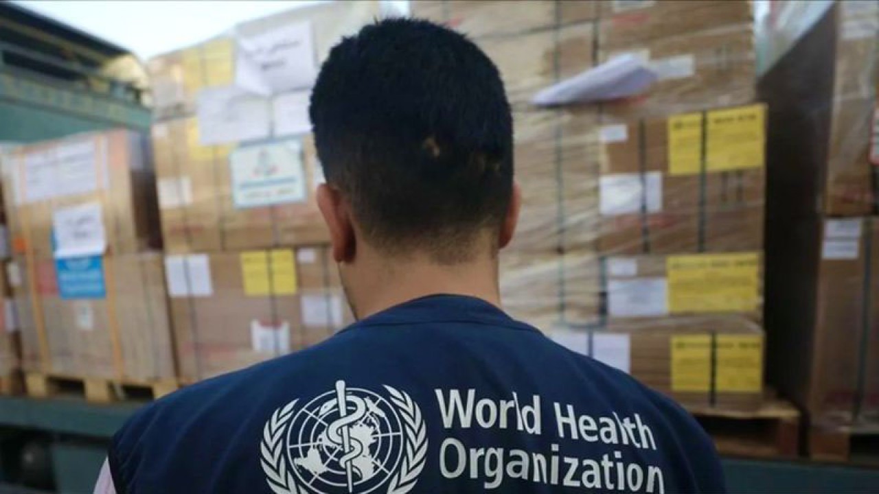 Truk pengangkut bantuan kemanusiaan untuk warga Palestina yang dikirim oleh Organisasi Kesehatan Dunia (WHO) tiba di Rumah Sakit Nasser di Khan Yunis setelah memasuki Gaza melalui Rafah di perbatasan Mesir pada 23 Oktober 2023. (Anadolu/Mustafa Hassona)