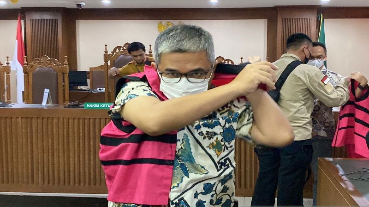 Direktur PT Multimedia Berdikari Sejahtera Windi Purnama mengenakan rompi tahanan setelah mendengar dakwaan jaksa penuntut umum di Pengadilan Tindak Pidana Korupsi Jakarta, Kamis (16/11/2023). (ANTARA/Fath Putra Mulya)