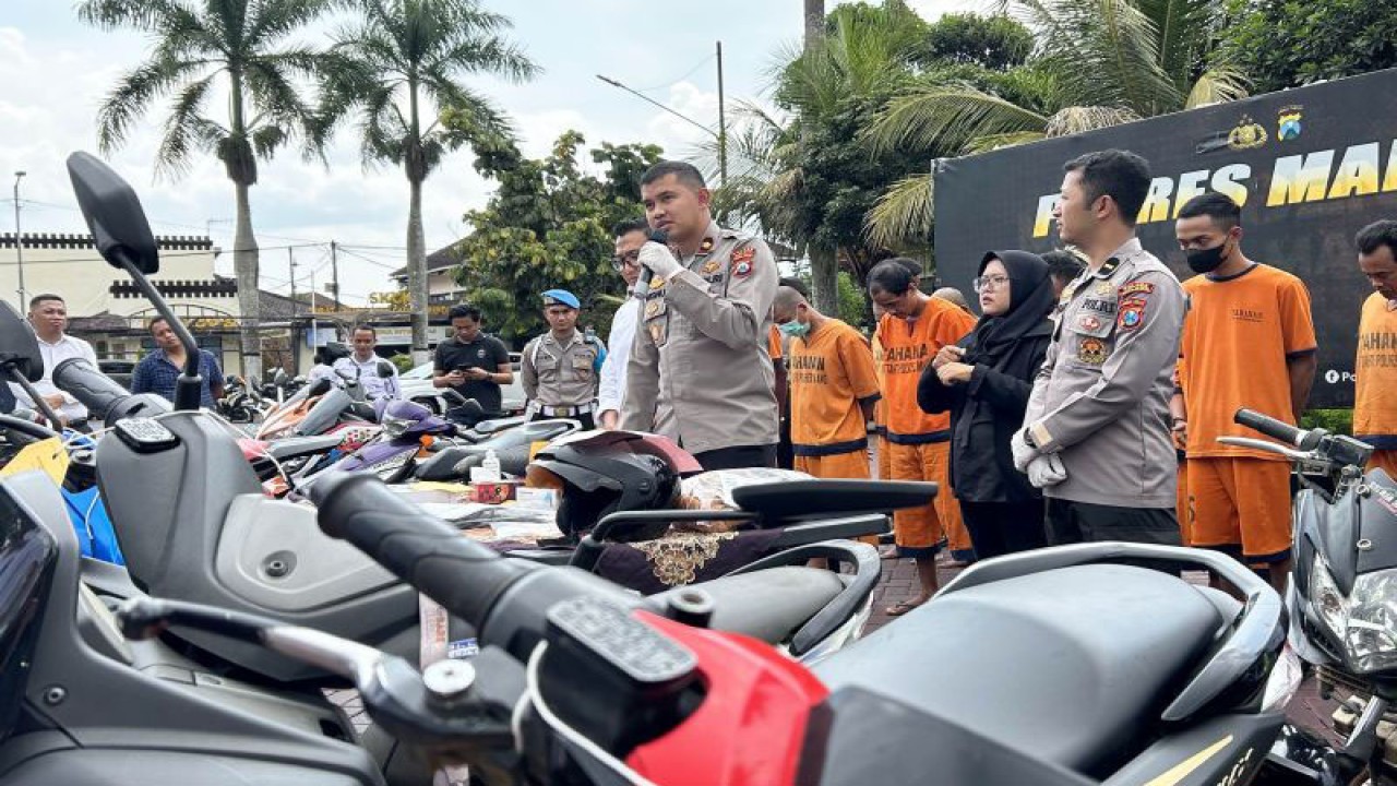 Wakapolres Malang Kompol Wisnu S Kuncoro (tengah) pada saat memimpin jumpa pers hasil pengungkapan kriminal 3C, di Mapolres Malang, Kepanjen, Kabupaten Malang, Jawa Timur, Senin (27/11/2023). ANTARA/Vicki Febrianto.