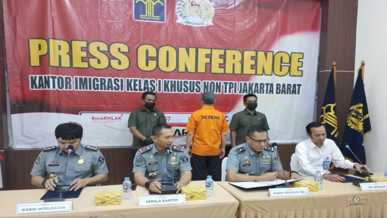 Jumpa pers penangkapan seorang Warga Negara Asing (WNA) asal Tiongkok berinisial CR (61) yang menjadi buronan Kepolisian negaranya di Kantor Imigrasi Kelas I Khusus Jakarta Barat (Jakbar), Senin (20/11/2023). ANTARA/Risky Syukur