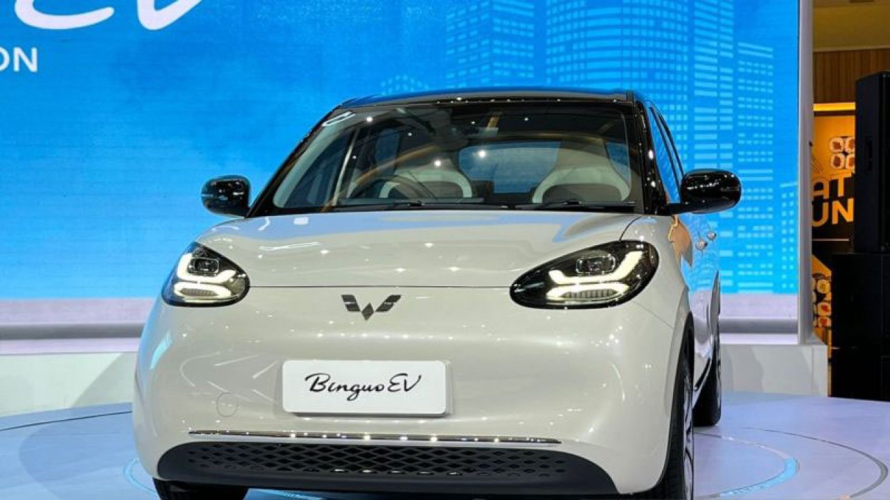 Wuling resmi memperkenalkan mobil listrik Binguo EV di Summarecon Mall Serpong, Tangerang, Banten, Kamis (16/11/2023) (ANTARA/Fathur Rochman)