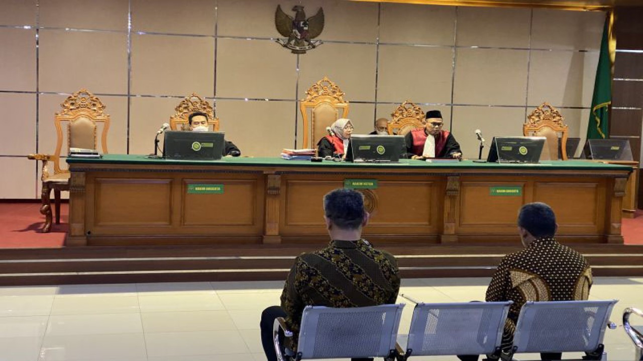 Terdakwa kasus proyek Bandung Smart City, mantan Wali Kota Bandung Yana Mulyana (kanan) dan Kepala Dinas Perhubungan Kota Bandung Dadang Darmawan (kiri) saat mendengarkan tuntutan jaksa penuntut umum KPK di Pengadilan Negeri Bandung, Rabu (29/11/2023). (ANTARA/Rubby Jovan)