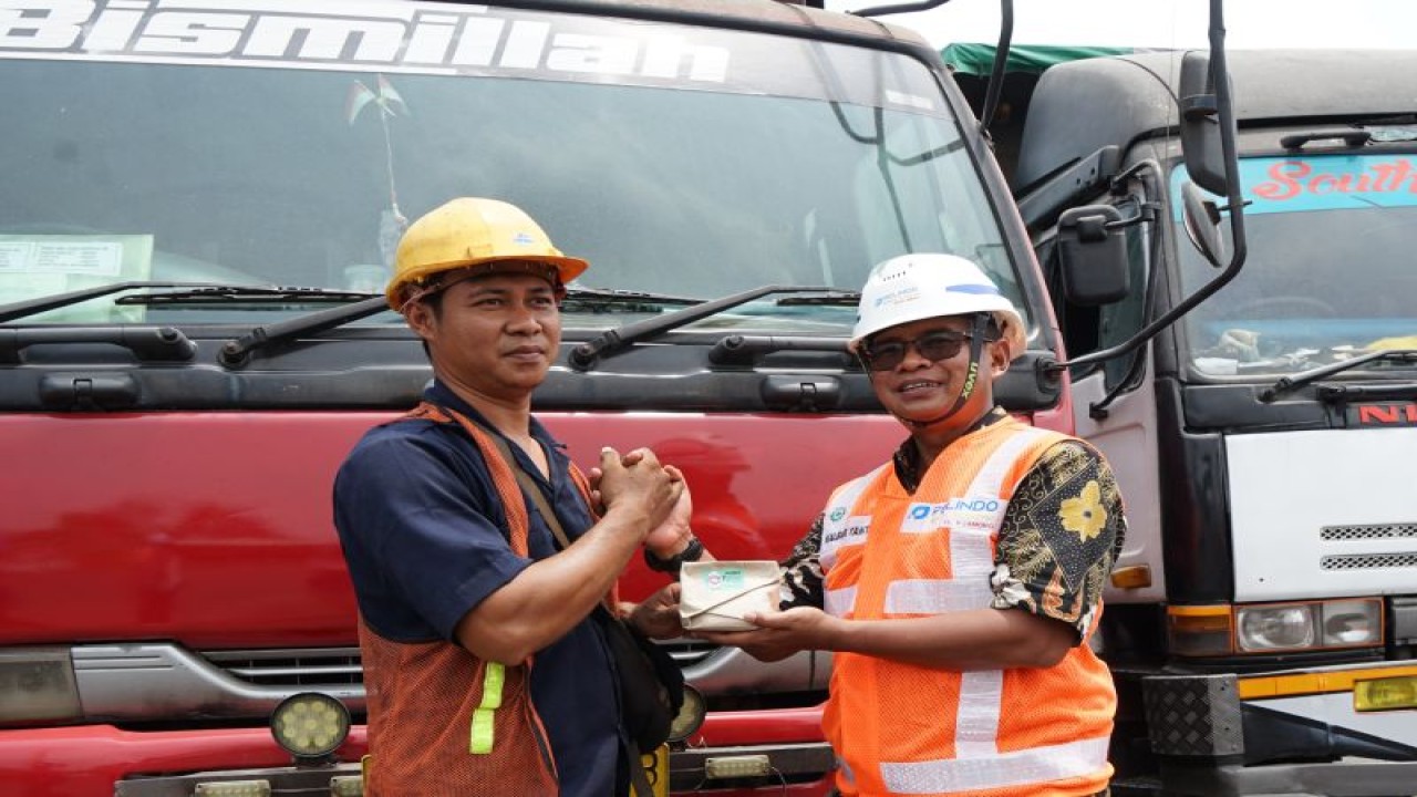 Direktur Operasi dan Teknik PT Terminal Teluk Lamong, Kalbar Yanto (kanan) saat peluncuran UMKM Drive Thru di Surabaya. (ANTARA/HO-Terminal Teluk Lamong)