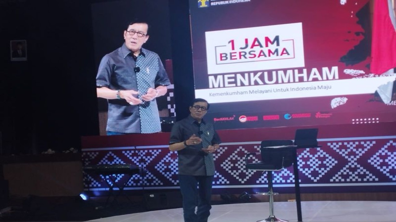 Menteri Hukum dan Hak Asasi Manusia (Menkumham) Yasonna H. Laoly pada kegiatan bertajuk Satu Jam Bersama Menkumham di Universitas HKBP Nommensen Medan. ((ANTARA/ Munawar Mandailing).)