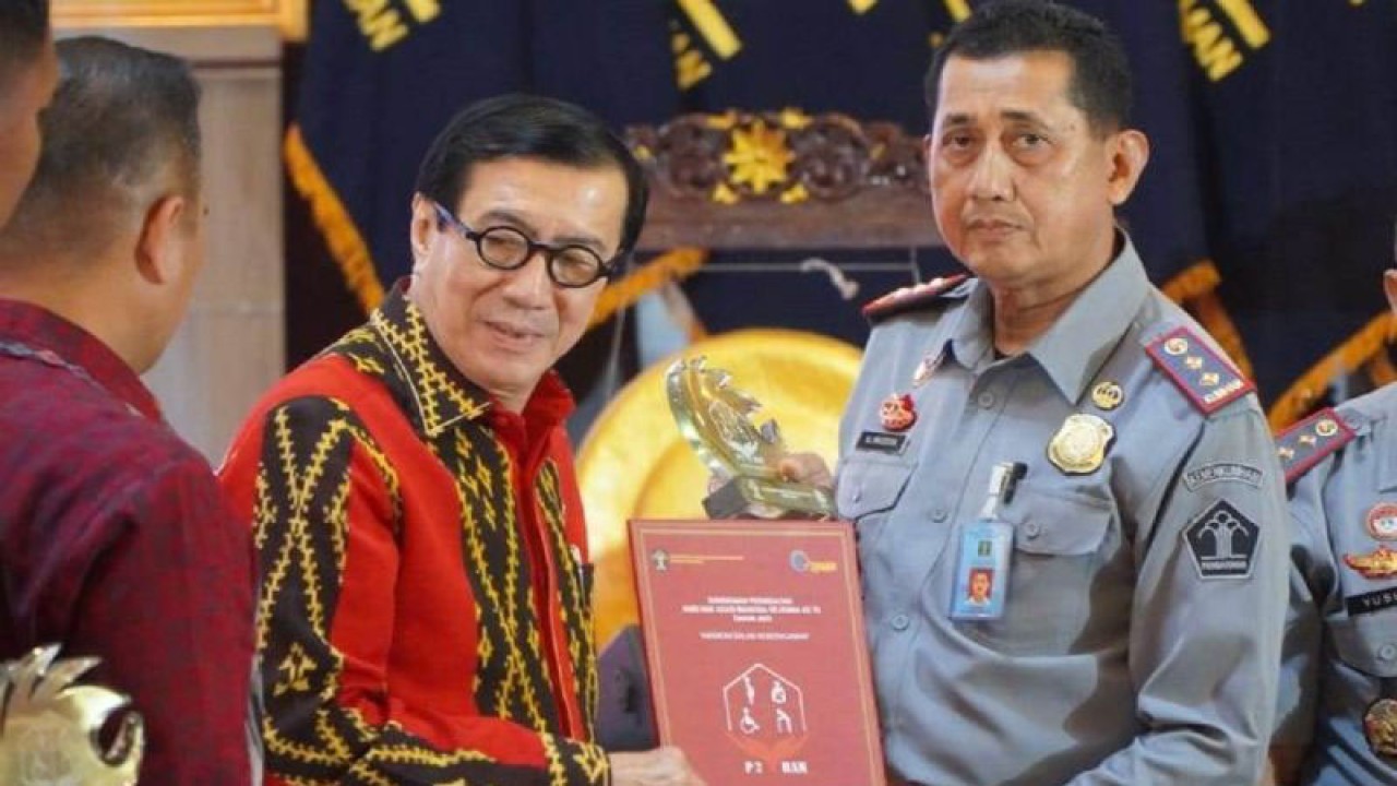 Menteri Hukum dan HAM Republik Indonesia Prof. Yasonna H.Laoly (kiri) saat menyerahkan penghargaan Pelayanan Publik Berbasis Hak Asasi Manusia (P2HAM) kepada Kepala Kanim Pangkalpinang Alimuddin di Jakarta, Senin (6/11/2023) (ANTARA/HO-Humas Kemenkumham Babel)
