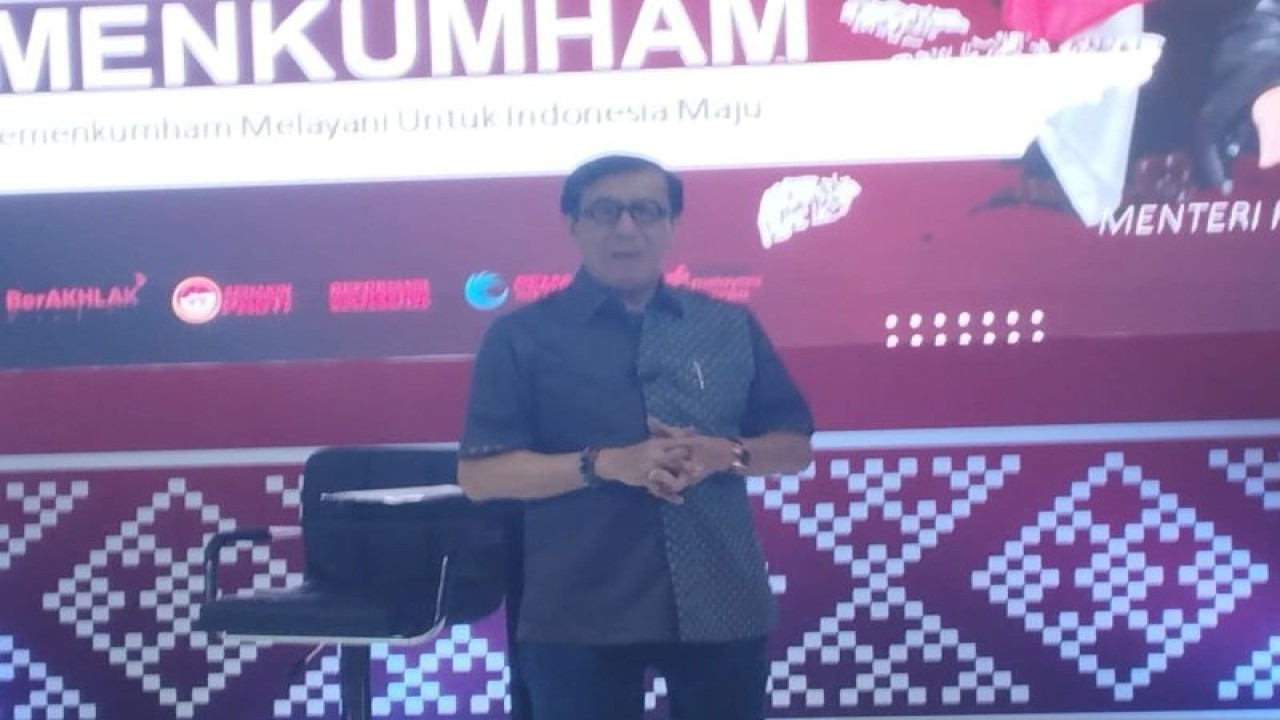Menteri Hukum dan Hak Asasi Manusia (Menkumham) Yasonna H. Laoly pada kegiatan bertajuk Satu Jam Bersama Menkumham di Universitas HKBP Nommensen Medan, Jumat (17/11/2023). ANTARA/Munawar Mandailing.