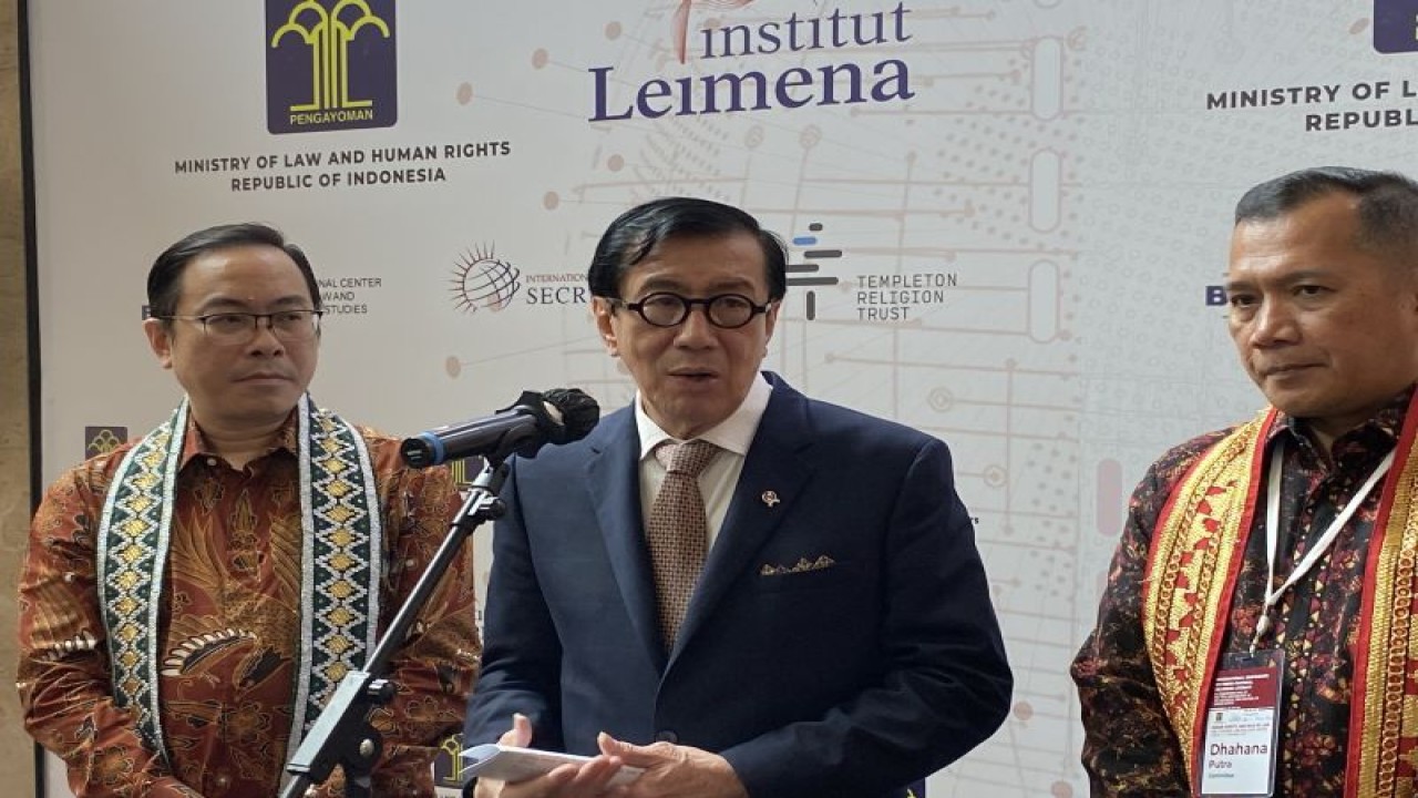 Menteri Hukum dan HAM Yasonna H. Laoly (tengah) memberi keterangan kepada pers usai membuka Konferensi Internasional Literasi Keagamaan Lintas Budaya di Jakarta Pusat, Senin (13/11/2023). (ANTARA/Fath Putra Mulya)
