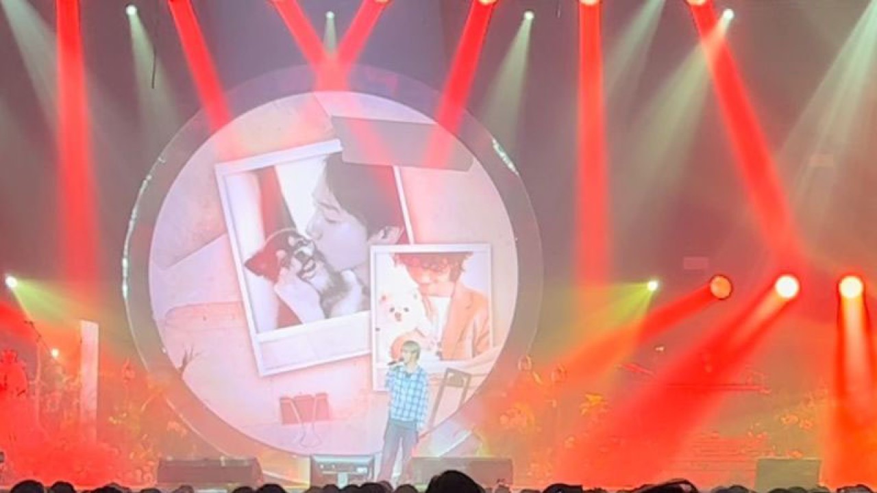 Yesung Super Junior saat tampil dalam tur konser "Unfading Sense" di The Kasablanka Hall, Jakarta Selatan, Jumat (10/11/2023). (ANTARA/Vinny Shoffa Salma)