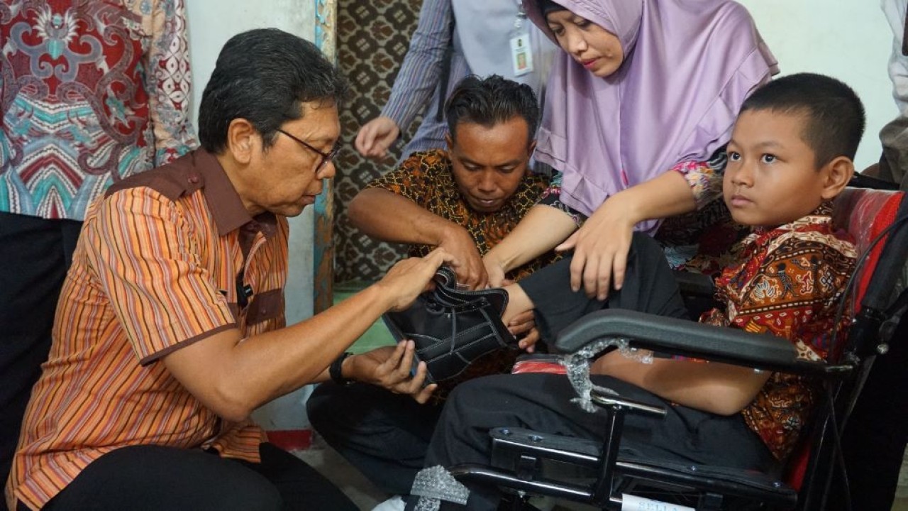 Pemerintah Kota Yogyakarta bersama Baznas Kota Yogyakarta memberikan bantuan alat bantu bagi Anak Berkebutuhan Khusus (ABK) di Kampung Jatimulyo, Kricak, Tegalrejo. (Istimewa/Pemkot Yogyakarta)