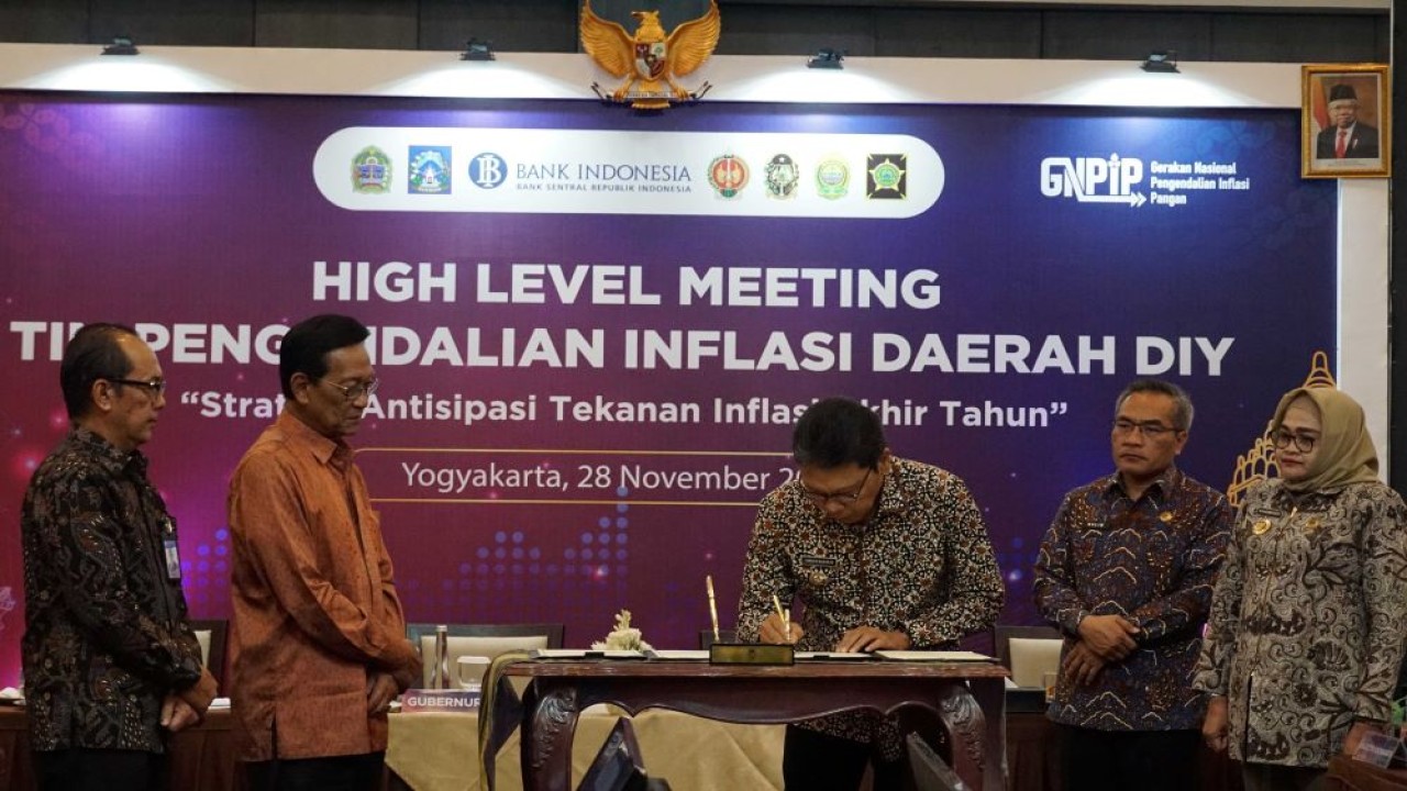 Penjabat (Pj) Wali Kota Yogyakarta Singgih Raharjo saat menandatangani kesepakatan bersama antara Pemkot Yogyakarta dengan Pemerintah Kabupaten Bantul dan Kabupaten Kulon Progo untuk menjaga pasokan pangan dan pengendalian inflasi daerah. (Istimewa/jogjakota.go.id)
