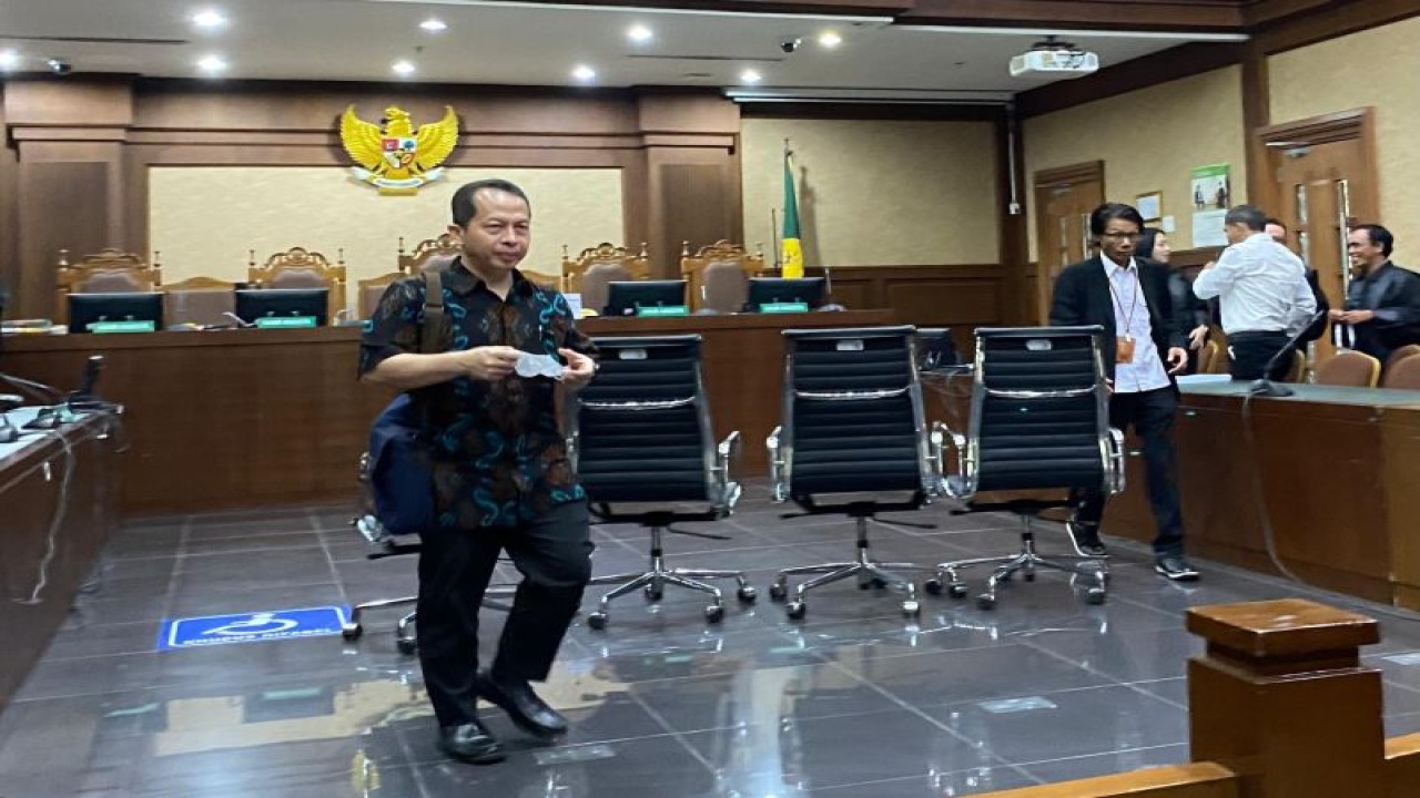 Tenaga ahli Human Development (Hudev) Universitas Indonesia (UI) Yohan Suryanto berjalan keluar ruang sidang usai membacakan nota pembelaan (pleidoi) di Pengadilan Tindak Pidana Korupsi (Tipikor) pada Pengadilan Negeri Jakarta Pusat, Kamis (2/11/2023). (ANTARA/Fath Putra Mulya)