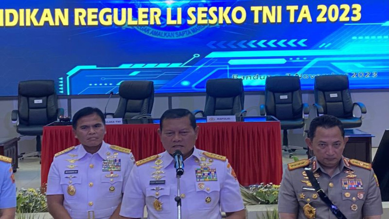 Panglima TNI Laksamana TNI Yudo Margono (tengah) bersama Kapolri Jenderal Listyo Sigit Prabowo (kanan) saat memberikan keterangan usai menutup Pendidikan Reguler ke-51 Sesko TNI TA 2023 di Bandung, Jawa Barat, Kamis (2/11/2023). (ANTARA/Rubby Jovan)