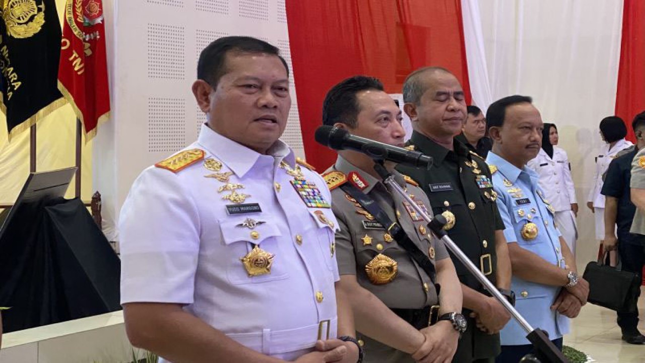 Panglima TNI Laksamana TNI Yudo Margono (kiri) bersama Kapolri Jenderal Pol. Listyo Sigit Prabowo (dua kiri) saat memberikan keterangan usai menutup Pendidikan Reguler ke-51 Sesko TNI TA 2023 di Kota Bandung, Jawa Barat, Kamis (2/11/2023). (ANTARA/Rubby Jovan)