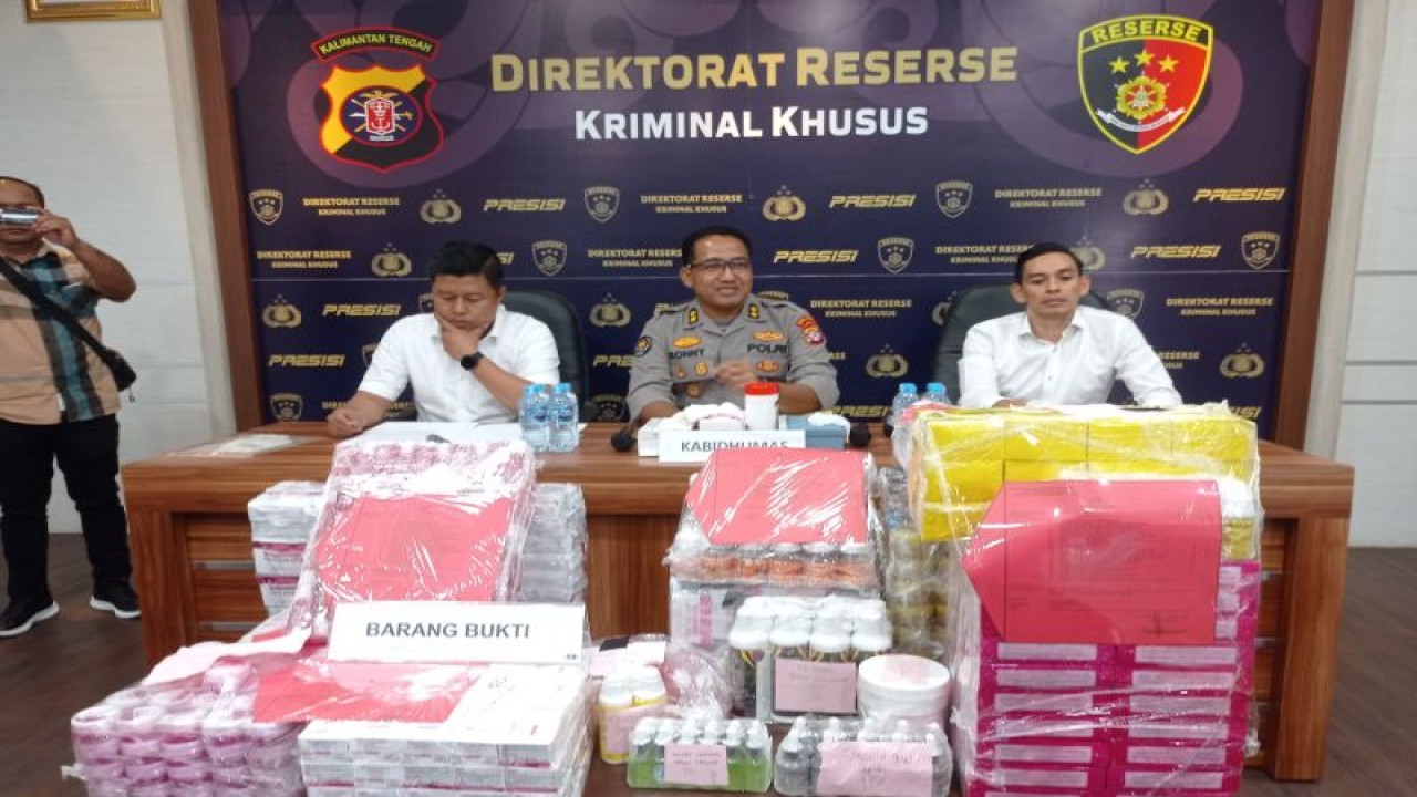 Kasubdit V Tipidsiber Ditreskrimsus Polda Kalteng AKBP Zaldy Kurniawan (kanan) menggelar jumpam pers terkait tindak pidana terkait undang-undang kesehatan di Mapolda setempat, Senin (27/11/2023). ANTARA/Dokumentasi Pribadi