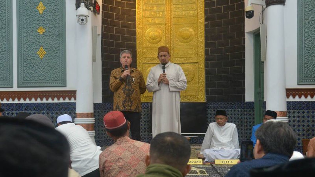 Duta Besar Palestina untuk Indonesia, Zuhair S.M Al Shun (kiri) berada di tengah jamaah seusai Shalat Jumat di Masjid Raya Baiturrahman, Banda Aceh, Jumat (17/11/2023). ANTARA FOTO/Ampelsa