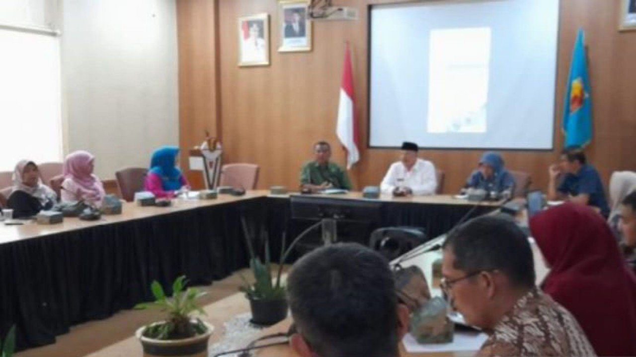 Wali Kota Solok Zul Elfian Umar saat memimpin rapat koordinasi (Rakor) persiapan gerakan panen raya padi di Kota Solok, Sumbar (ANTARA/HO-Diskominfo Solok)