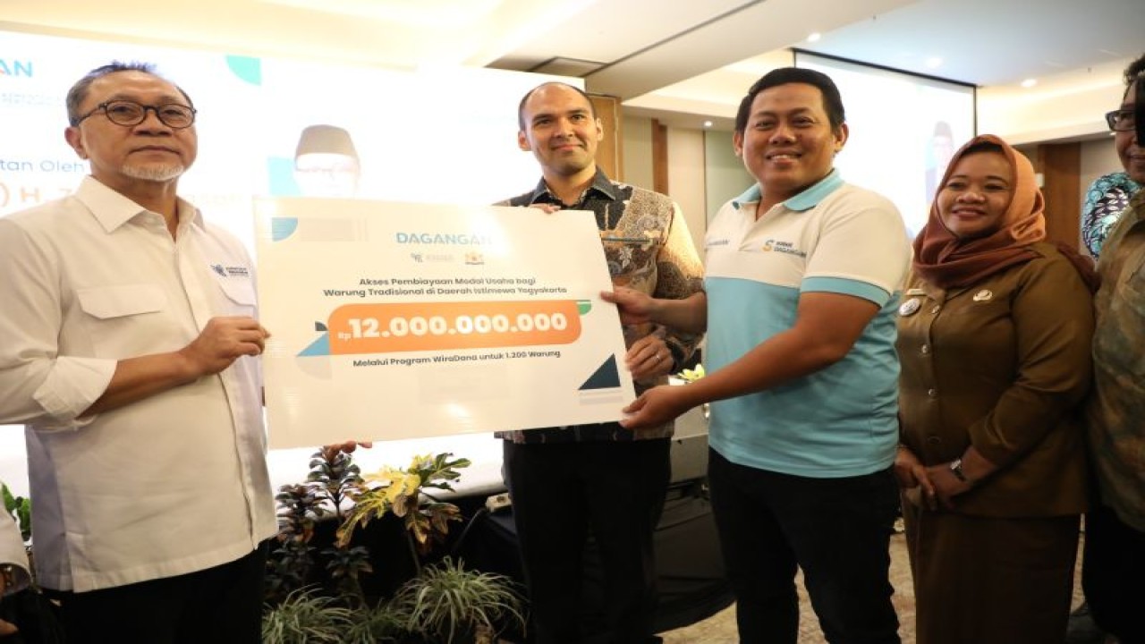 Mendag Zulkifli Hasan saat menghadiri talkshow "Program Akselerasi Ekosistem UMKM Digital" di The Manohara Hotel, Sleman, Yogyakarta, Senin (6/11/2023). ANTARA/HO