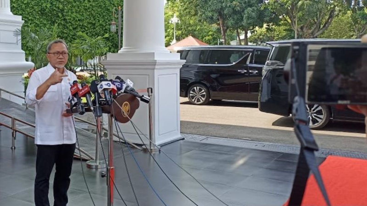 Menteri Perdagangan Zulkifli Hasan memberikan keterangan di Kompleks Istana Kepresidenan, Jakarta, Senin (6/11/2023). (ANTARA/Indra Arief Pribadi)