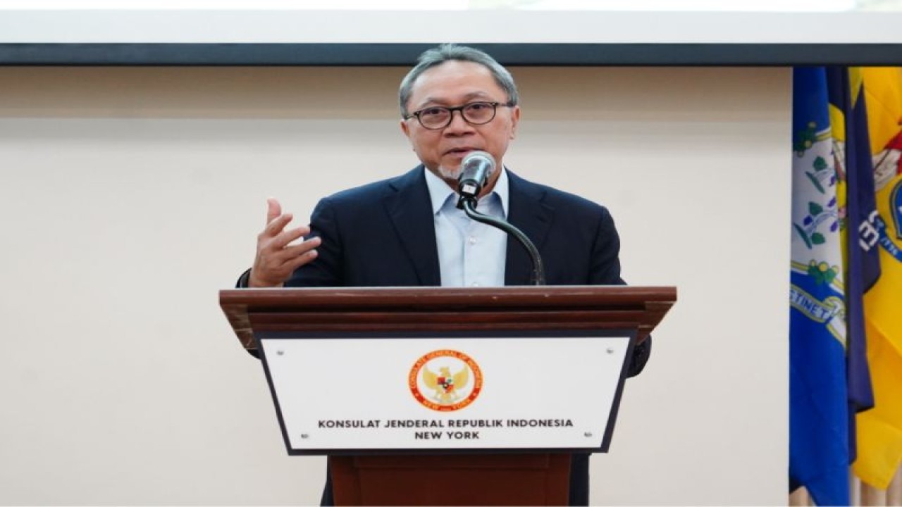 Menteri Perdagangan Zulkifli Hasan saat menghadiri Forum Bisnis Indonesia-AS dengan tema "Peluang Perdagangan dan Investasi di IKN" di Konsulat Jenderal Republik Indonesia di New York, AS, pada Senin (20/11/2023). (ANTARA/HO-Kemendag)