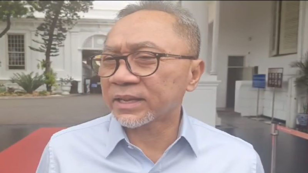 Menteri Perdagangan RI Zulkifli Hasan saat menyampaikan keterangan kepada wartawan di Istana Kepresidenan Jakarta, Senin (27/11/2023). Zulkifli mengatakan pihaknya sedang menyusun skema perdagangan tanaman Kratom yang dinilai menguntungkan petani di Kalimantan Barat. (ANTARA/Rangga Pandu Asmara Jingga).