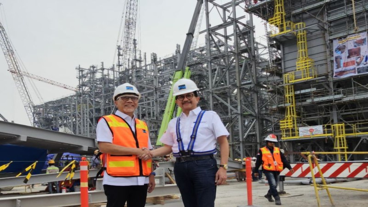 Menteri Perdagangan Republik Indonesia Zulkifli Hasan (kiri), didampingi Presiden Direktur PT Freeport Indonesia (PTFI) Tony Wenas saat kunjungan kerja ke proyek pembangunan smelter PTFI di KEK JIIPE, Gresik, Jawa Timur, Selasa (28/11/2023). ANTARA/HO PT Freeport Indonesia