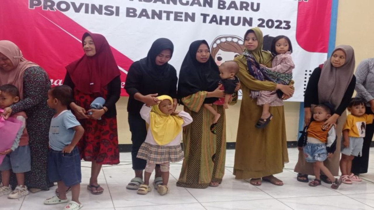 Firektur Kesehatan Reproduksi BKKBN Marianus Mau Kuru menyerahkan bantuan paket sembako kepada keluarga risiko stunting di Kabupaten Lebak.ANTARA/Mansyur