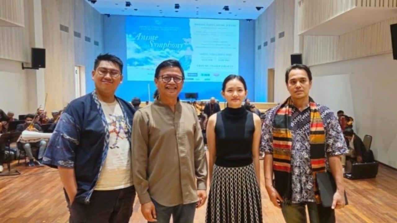 (dari kiri) Perwakilan Batavia Madrigal Singers William Prasetyp, Direktur Musik dan Konduktor Jakarta Concert Orchestra Avip Priatna, penyanyi Pepita Salim, dan penyanyi tenor Farman Nugara dalam acara media briefing An Anime Symphony di Jakarta, Kamis (7/12/2023). Jakarta Concert Orchestra membawakan 25 soundtrack dan score anime dalam konser orkestra An Anime Symphony pada Sabtu, 9 Desember 2023. (ANTARA/Mecca Yumna)