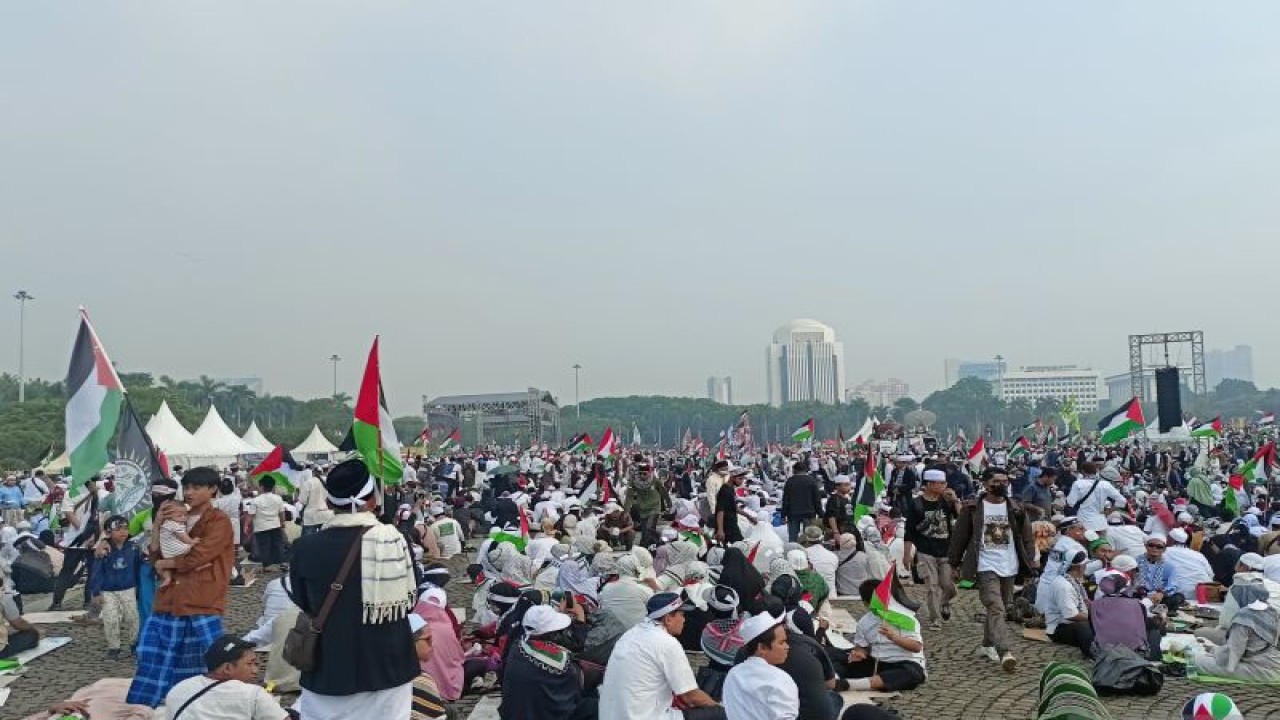 Suasana Munajat Kubra 212 bertema "Untuk Keselamatan NKRI dan Kemenangan Palestina" di Monas, Jakarta Pusat, Sabtu (2/12/2023). ANTARA/Suci Nurhaliza