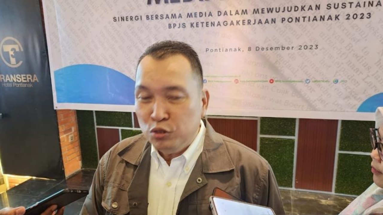 Sekretaris Dinas Tenaga Kerja dan Transmigrasi (Disnakertrans) Kalimantan Barat, Piter Bones di wawancarai sejumlah wartawan di Pontianak, Minggu (10/12/2023) (ANTARA/Rendra Oxtora)