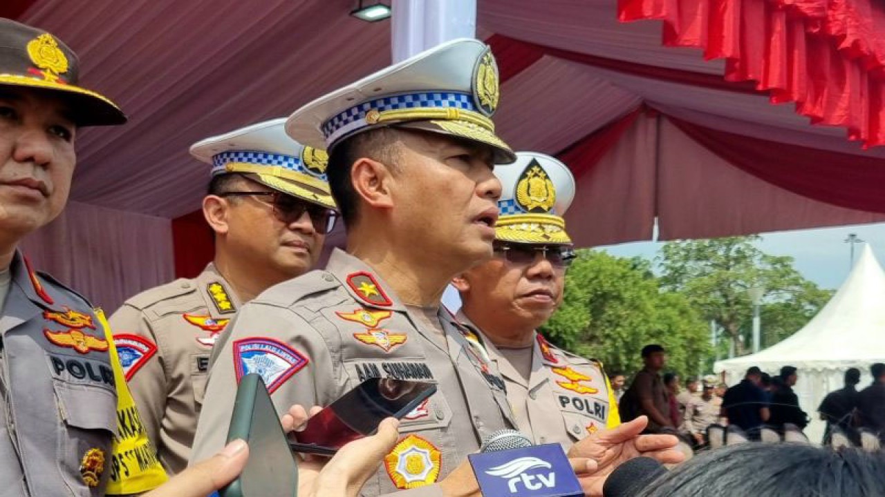 Kakorlantas Polri Brigjen Pol. Aan Suhanan memberikan keterangan usai apel Operasi Lilin 2023 di Monas, Jakarta Pusat, Jakarta, Kamis (21/12). (ANTARA/Hana Kinarina)