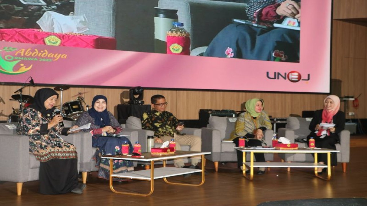 Sejumlah pemateri dalam semiloka Abdidaya PPK Ormawa di Gedung Auditorium Universitas Jember (Unej), Sabtu (9/12/2023). (ANTARA/HO-Humas Unej)