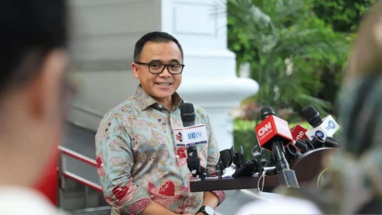 Menteri PAN RB Abdullah Azwar Anas saat diwawancara awak media setelah menemui Presiden Jokowi di Istana Merdeka, Jakarta, Selasa (12/12/2023). ANTARA/HO-Kemenpan RB