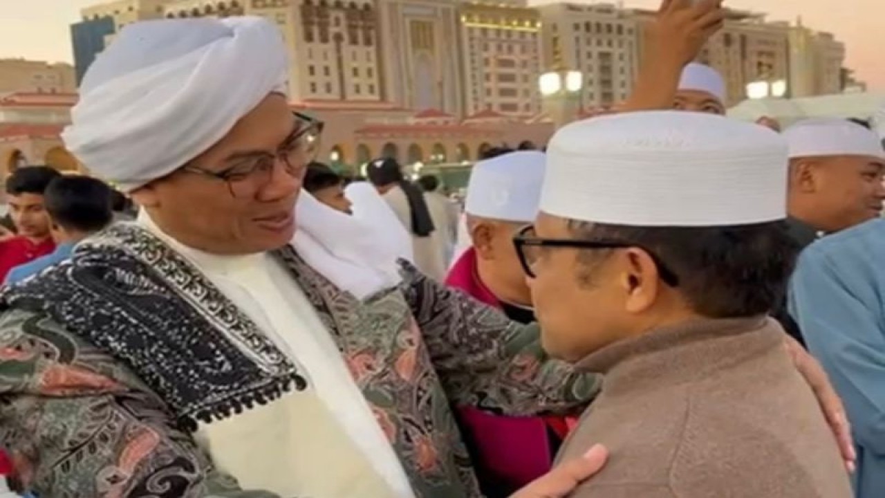 Abuya Muhyiddin (kiri) saat bertemu dengan Muhaimin Iskandar di Madinah, Arab Saudi, Jumat (15/12/2023). (ANTARA/HO-Timnas AMIN)