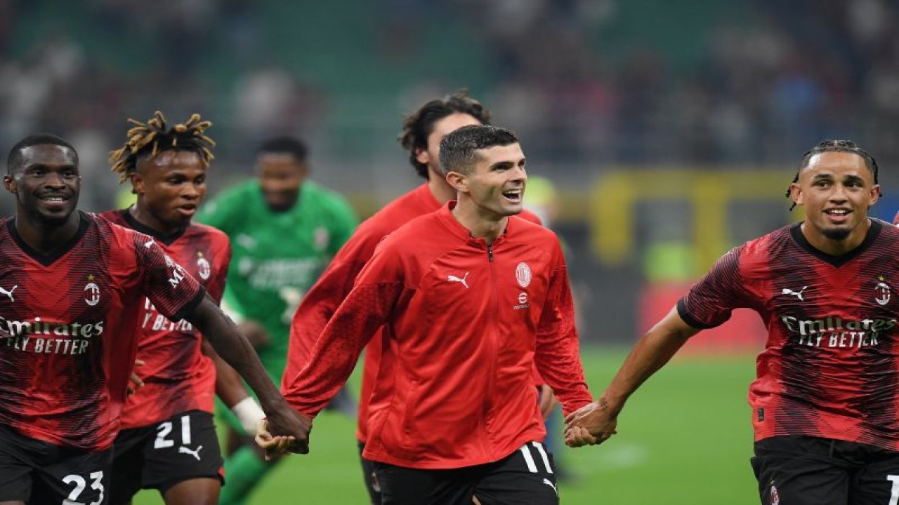 Pemain AC Milan Christian Pulisic, Fikayo Tomori, dan Noah Okafor merayakan kemenangan atas Lazio pada pertandingan Liga Italia di San Siro, 30 September 2023 (Foto REUTERS/DANIELE MASCOLO)