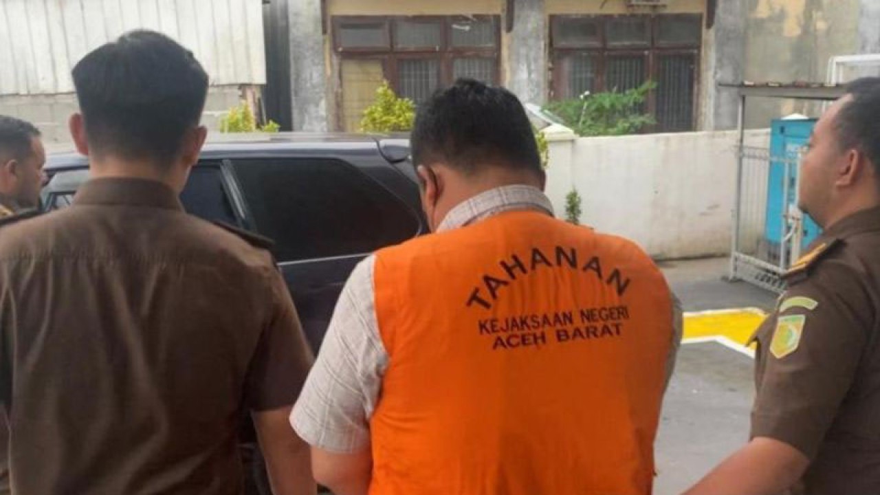 Penyidik Kejaksaan Negeri Aceh Barat menahan seorang mantan Pj Kepala Desa Gampong Suak Keumudee, Kecamatan Arongan Lambalek, Kabupaten Aceh Barat, diduga terkait perkara dugaan tindak pidana korupsi dana desa tahun 2021-2022 senilai Rp350 juta, Rabu (6/12/2023) sore. (ANTARA/Teuku Dedi Iskandar)