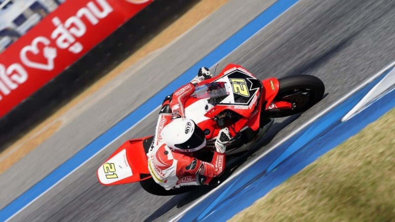 Pembalap Indonesia Mohammad Adenanta Putra saat membalap di race 1 seri terakhir Asia Road Racing Championship (ARRC) 2023 kelas Supersports 600 (SS600) di Sirkuit Internasional Chang, Buriram, Thailand, Sabtu (2/12/2023). (ANTARA/Astra Honda Racing Team)