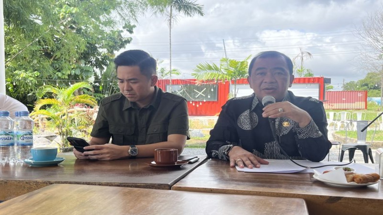 Kepala Disperindag Kota Batam Gustian Riau (kanan) dan Wakil Ketua DPC Himpunan Wiraswasta Nasional Minyak dan Gas (Hiswana Migas) Kepri Adrian Fensuri (kiri) (ANTARA/Jessica)