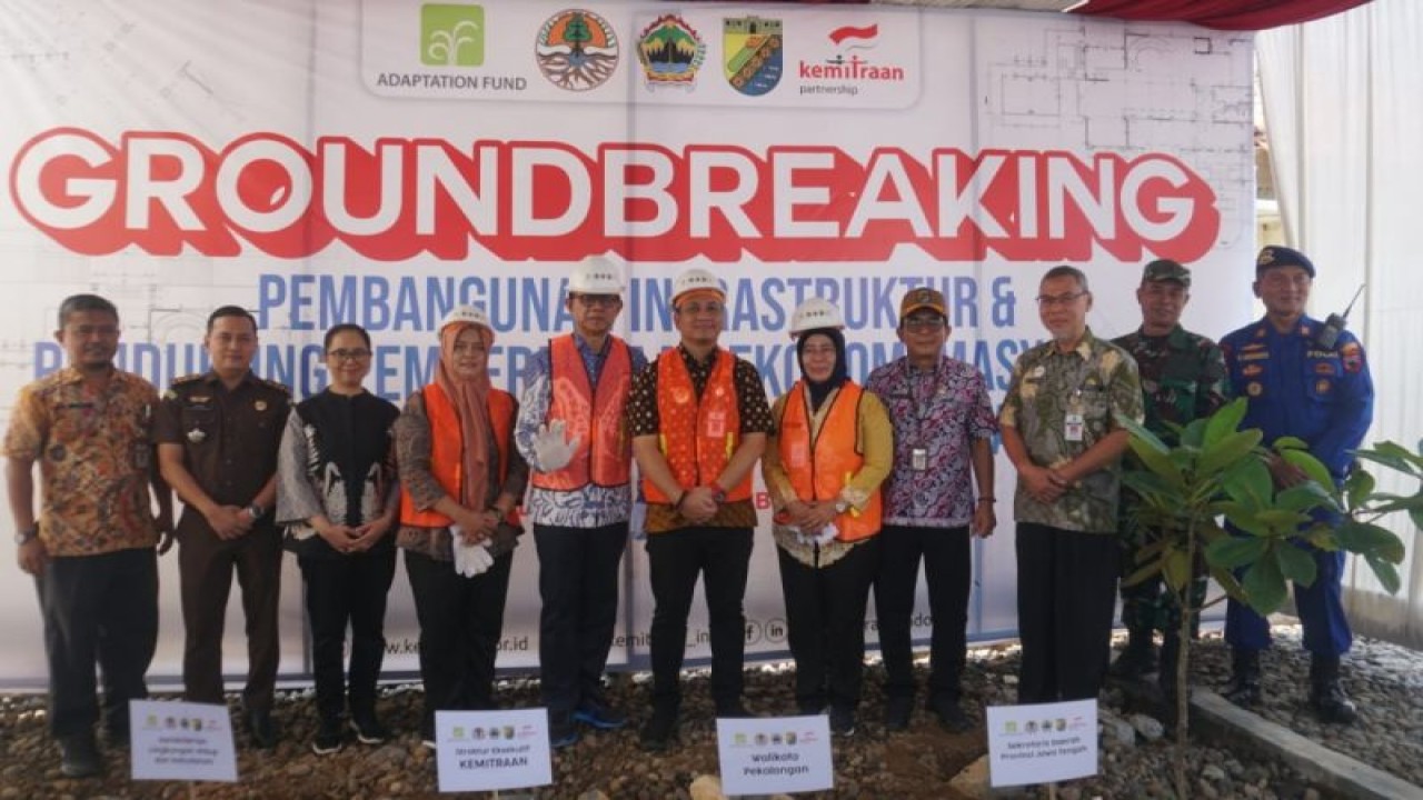 Wali Kota Pekalongan Afzan Arslan Djunaid (nomor 6 dari kiri) berfoto berasama dengan Kemitraan Indonesia dan para penggiat usai grounbreaking pembangunan pemecah gelombang di Pekalongan. (ANTARA/HO-Humas Kota Pekalongan)