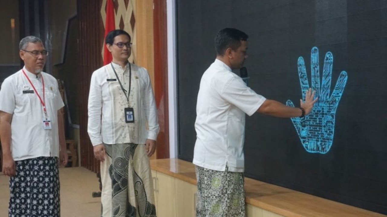 Wali Kota Pekalongan Afzan Arslan Djunaid sedang meluncurkan aplikasi Pekalongan Kota Pintar (Smart City). (ANTARA/HO-Humas Kota Pekalongan)