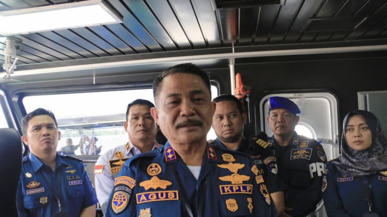 Kepala KSOP Kelas I Banjarmasin Agustinus Maun memberikan keterangan sebelum uji coba pelayaran Kapal KNP 382 di Pelabuhan Trisakti Banjarmasin, Kalimantan Selatan, Rabu (20/12/2023). (ANTARA/Tumpal Andani Aritonang)
